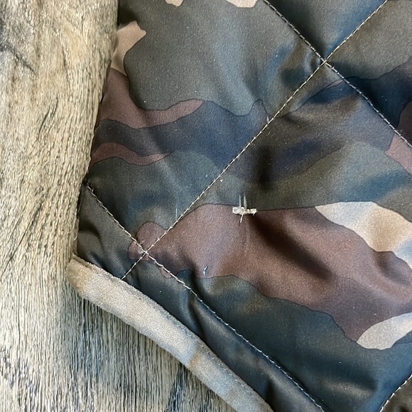 J. Crew Factory Quilted Puffer Vest, Camo Pattern, Down Blend Fill, sz XS - Picture 11 of 11